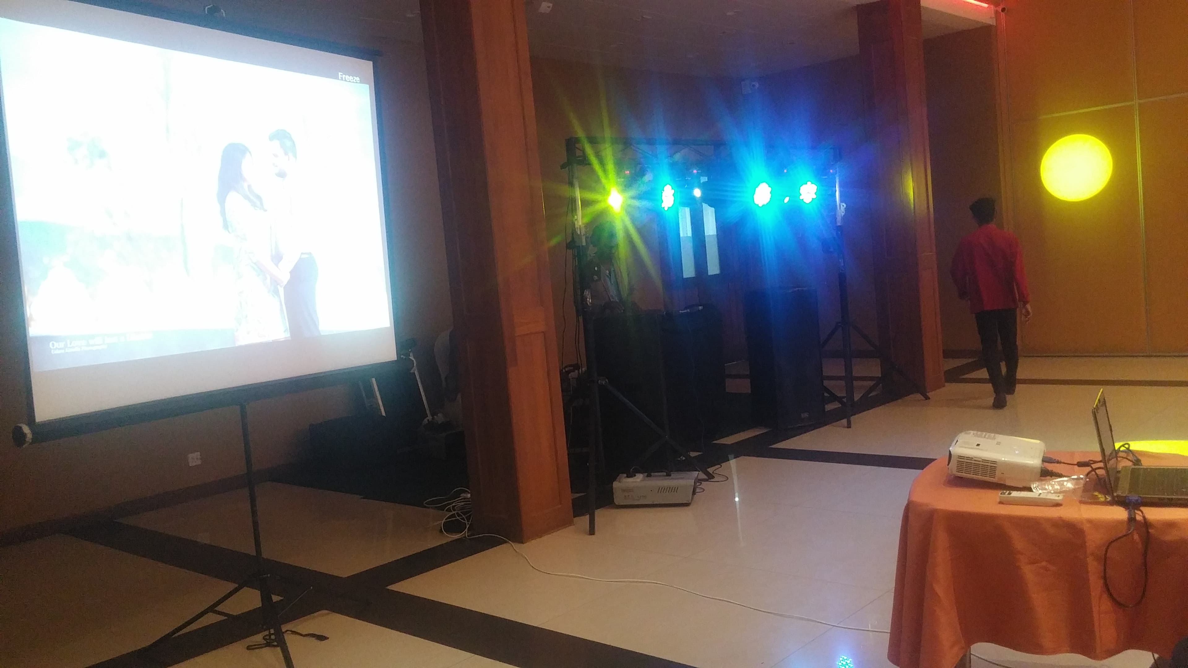 Tripod 6 x 6 Feet 1:1 Projector Screen in action 6
