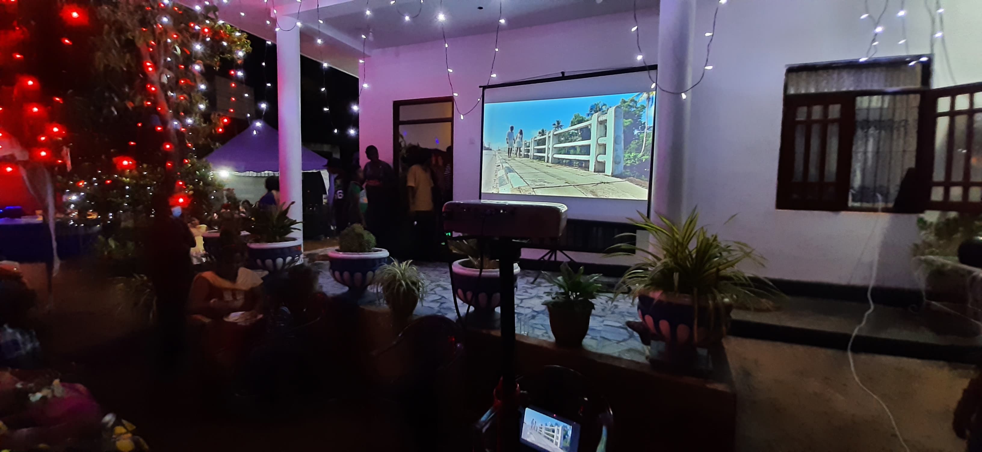 Tripod 6 x 6 Feet 1:1 Projector Screen in action 8