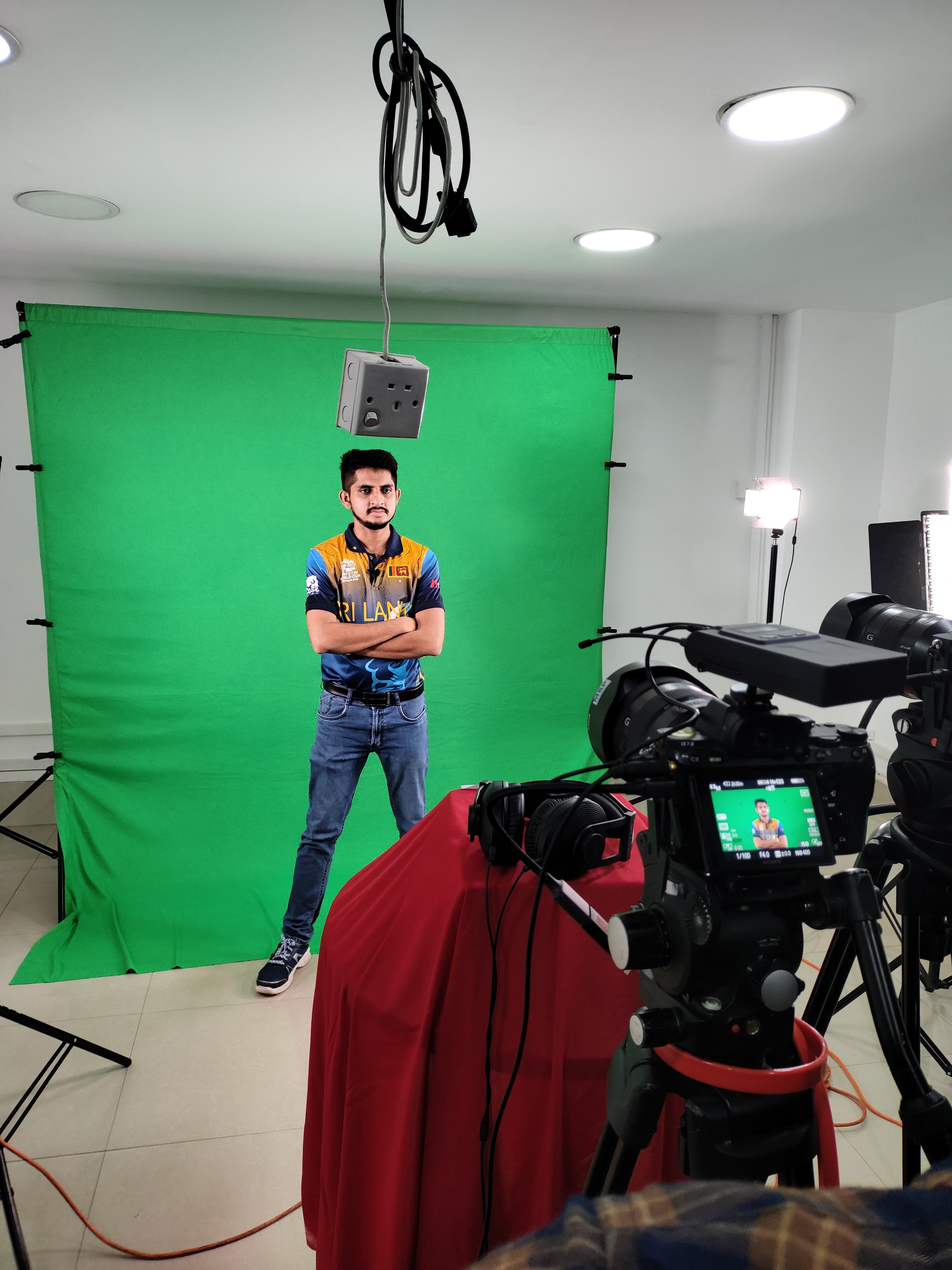 Green Screen Chroma Key Backdrop Cloth 10 x 8 Feet (approx 3 x 2.4 m) in action 1