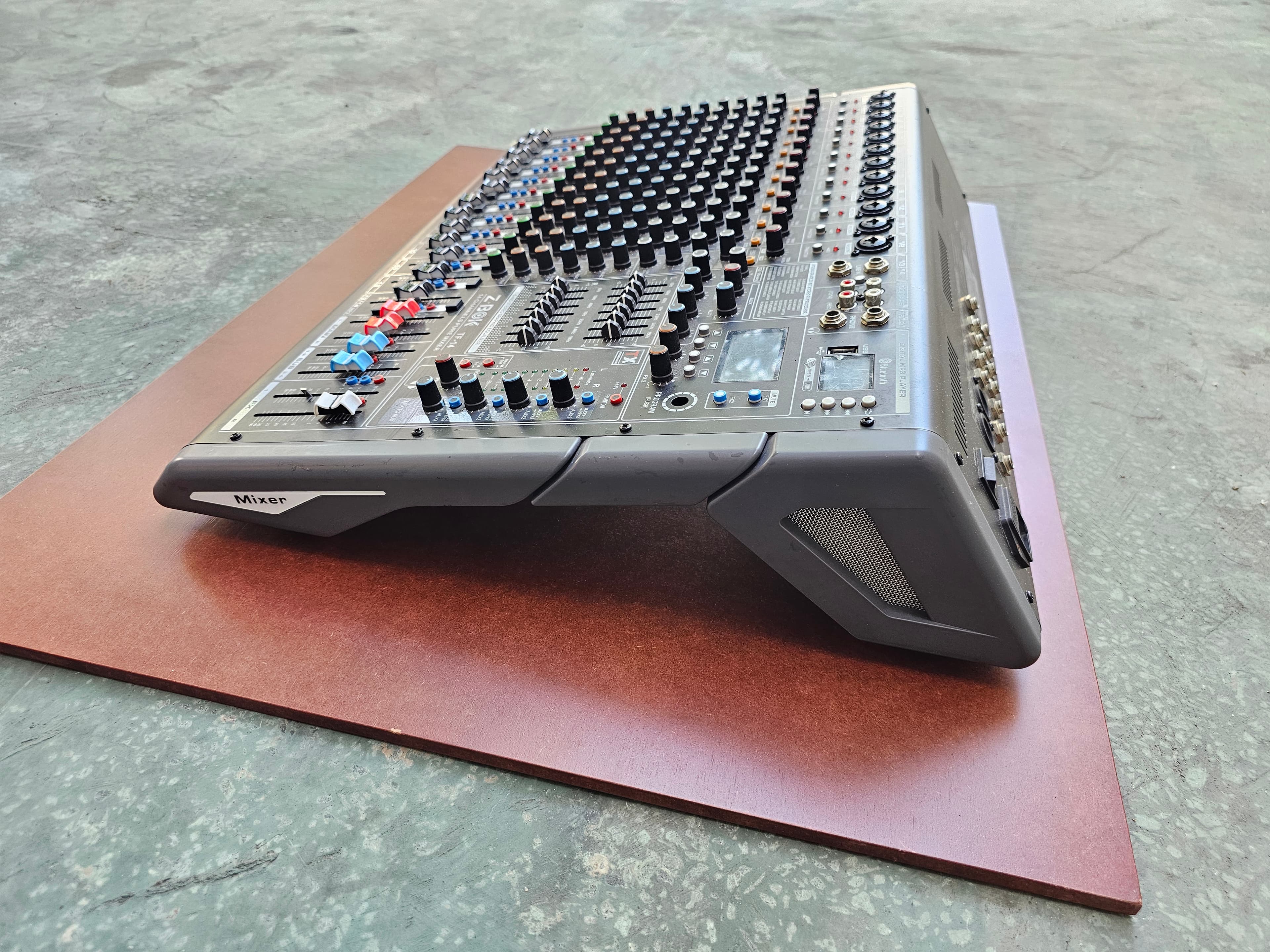 Z-bok TF-14 14-Channel Analog Audio Mixer in action 4