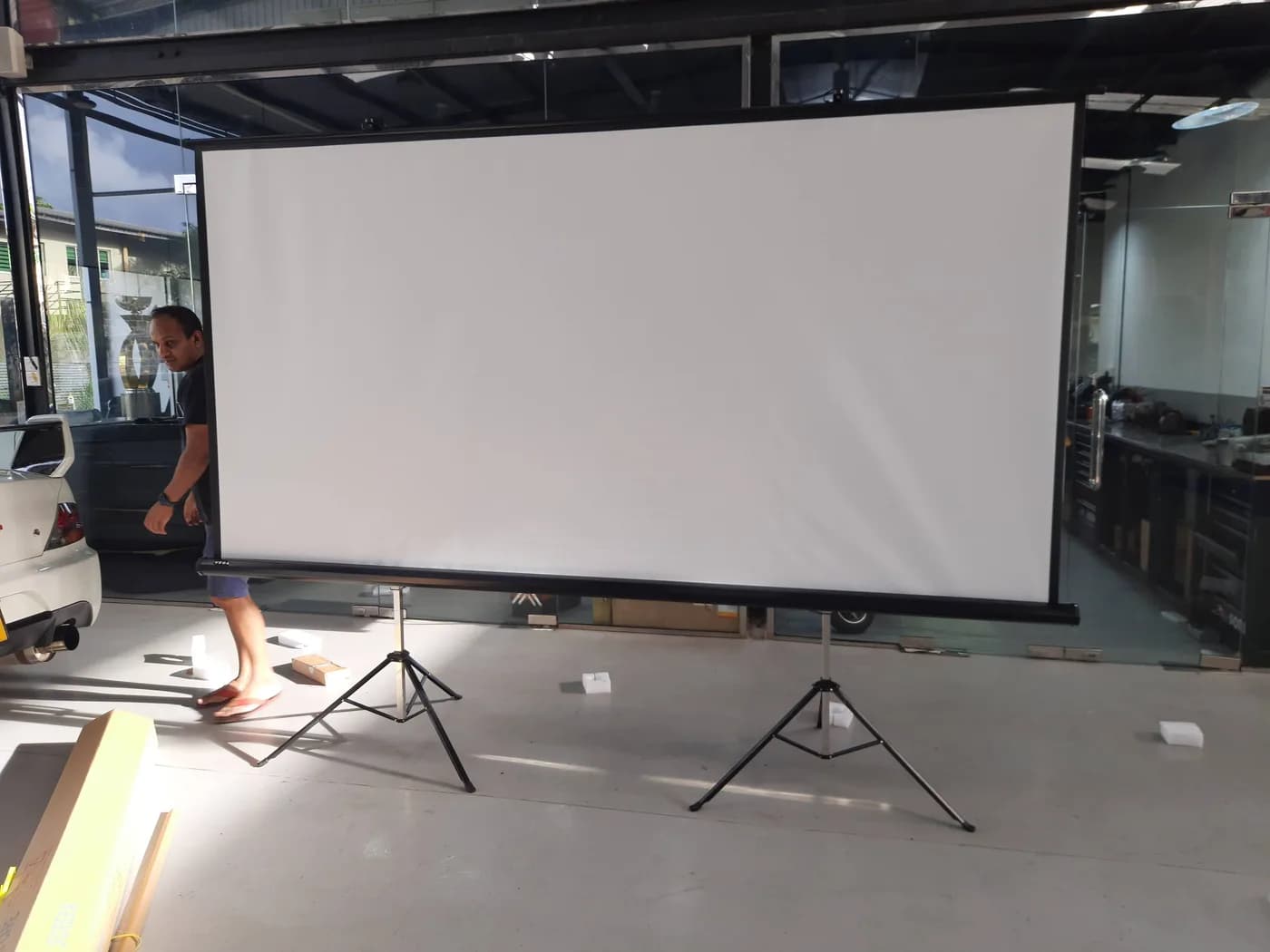 10 x 8 Ft Tripod Projector Screen — actual unit photo 01