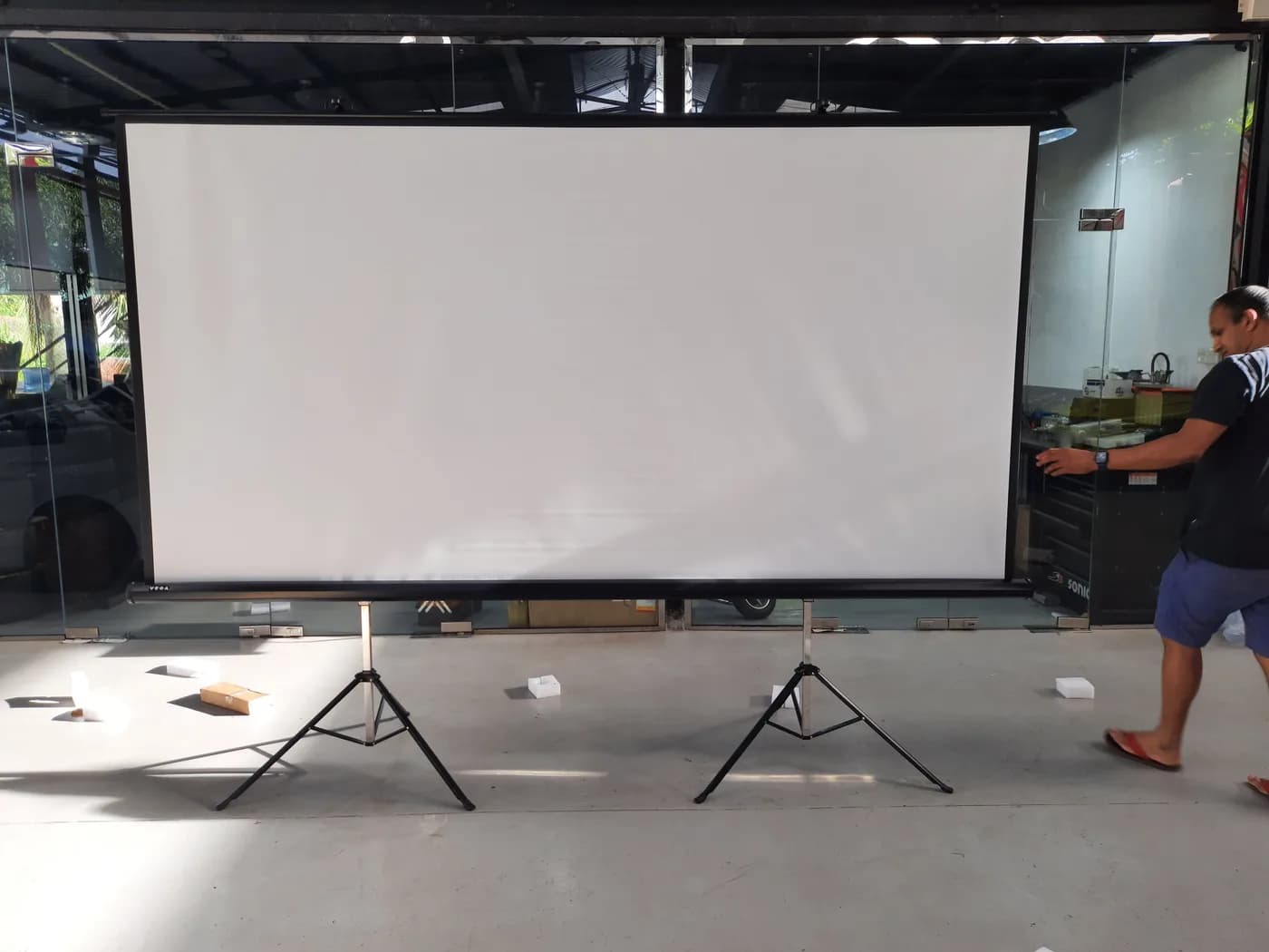 10 x 8 Ft Tripod Projector Screen — actual unit photo 02
