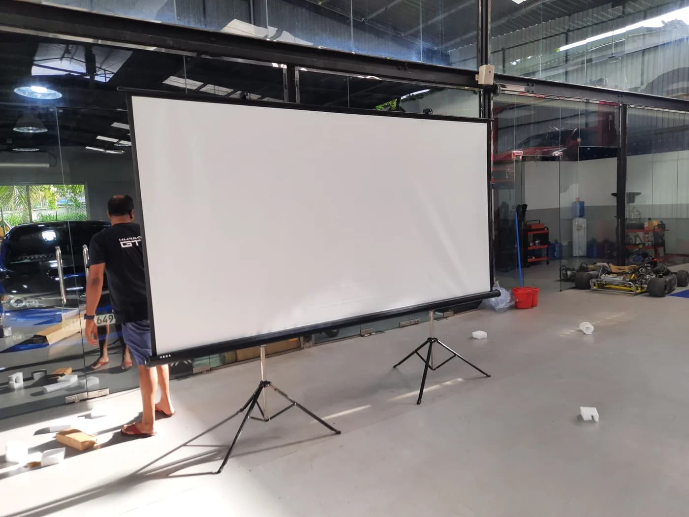 10 x 8 Ft Tripod Projector Screen — actual unit photo 03