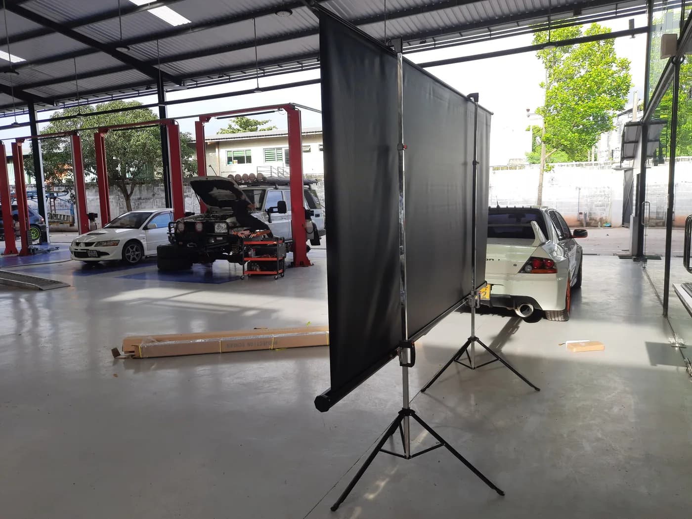 10 x 8 Ft Tripod Projector Screen — actual unit photo 04