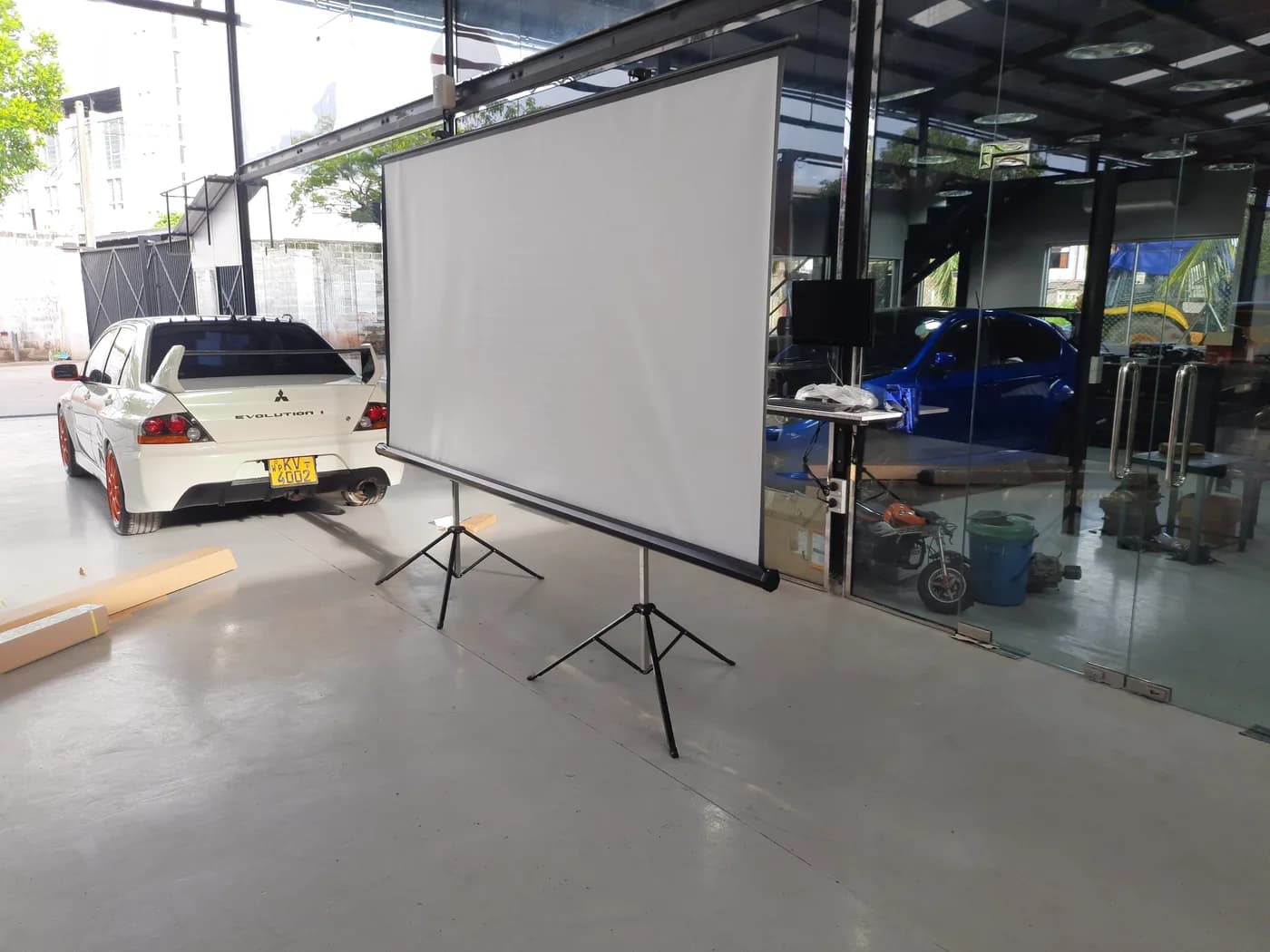 10 x 8 Ft Tripod Projector Screen — actual unit photo 05