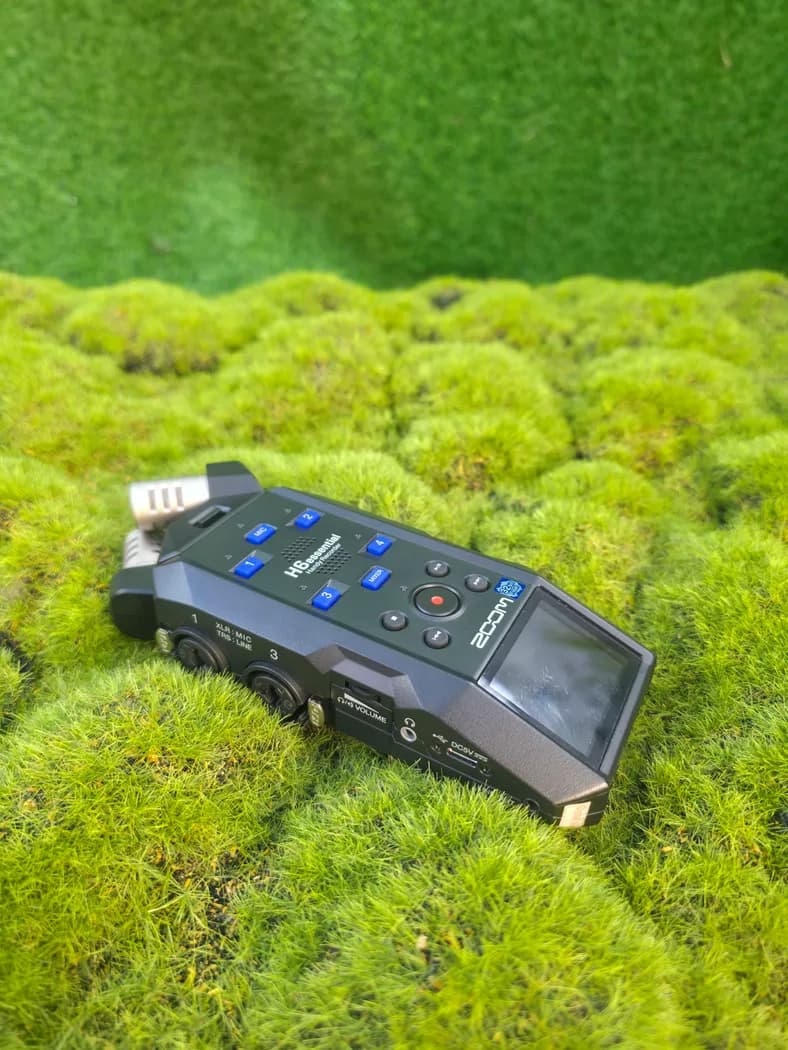 Zoom H6 Essential multitrack recorder — real photo 4 (side view, control panel and display)