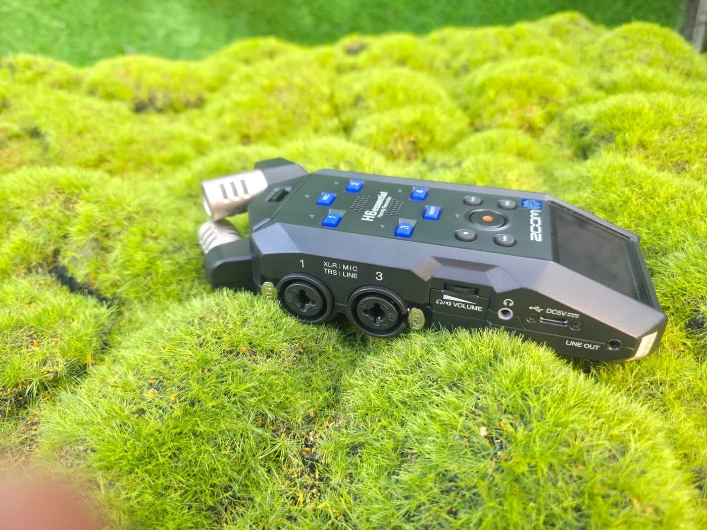 Zoom H6 Essential multitrack recorder — real photo 5 (XLR/TRS combo inputs 1 and 3, volume, line out and headphone jack)