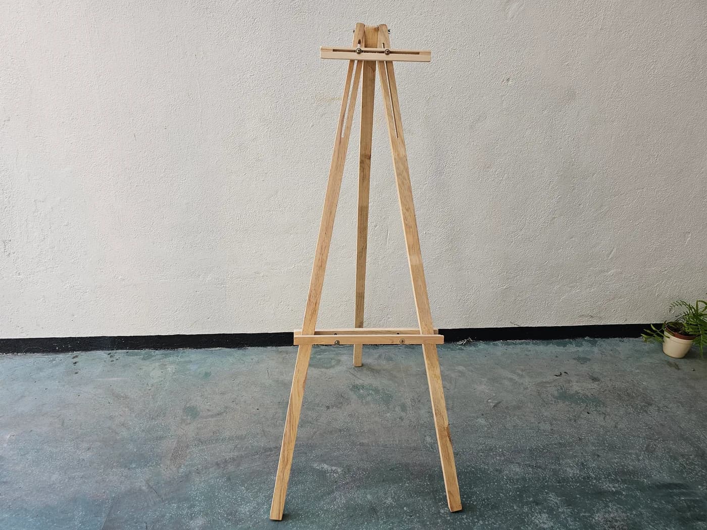 Wooden Easel Stand — actual unit photo 05