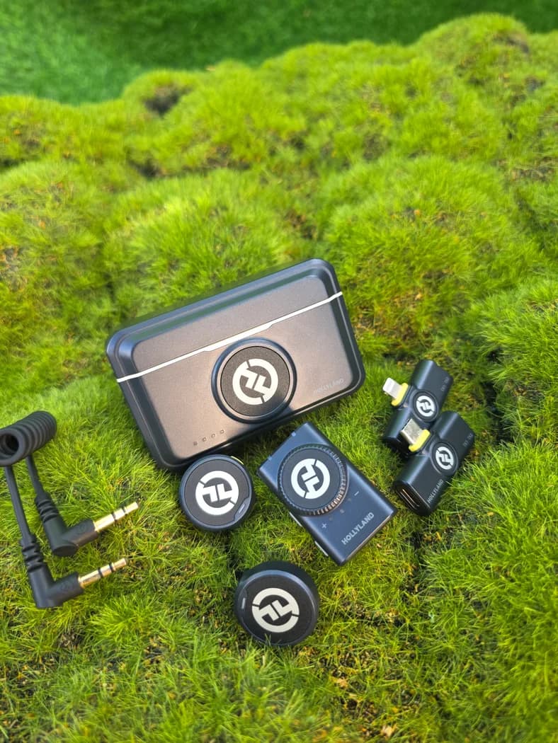 Hollyland LARK M2 Duo wireless microphone system — real photo 1 (full kit: charging case, 2 transmitters, receiver, magnetic clips and 3.5mm TRS cable)