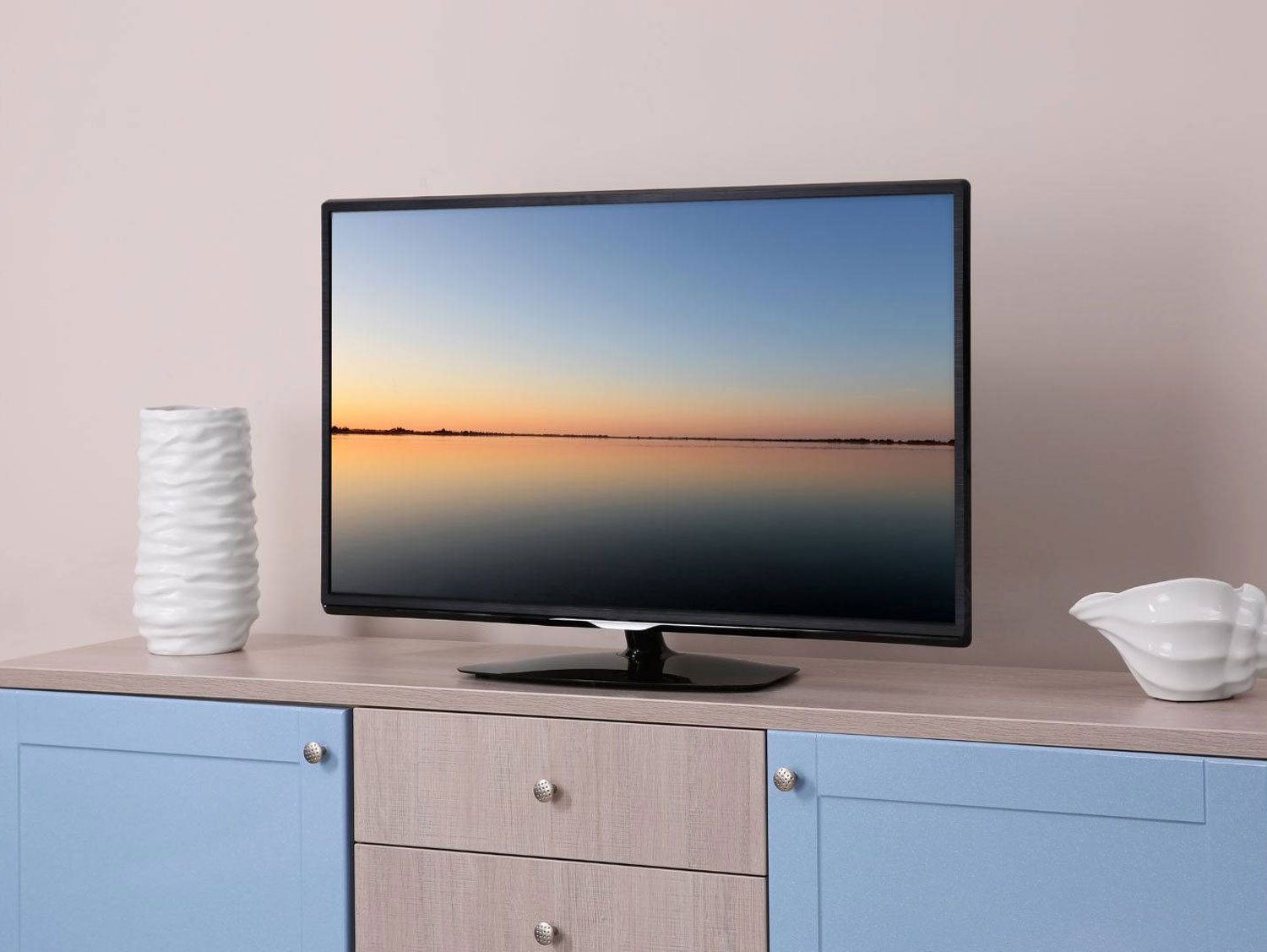 ear connectivity ports of 32 inch HD TV screen rental