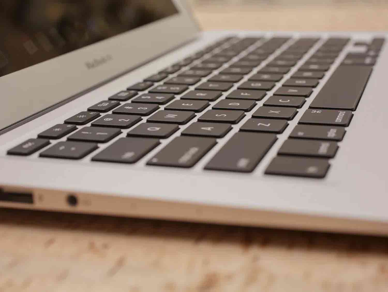 MacBook Air 2017 i5 08GB Keyboard Close-up